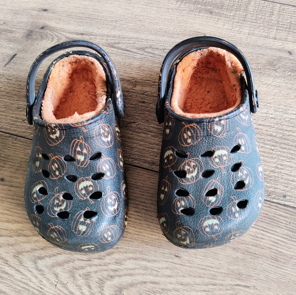 Source Unknown Black and Orange Kids Pumpkin Slippers